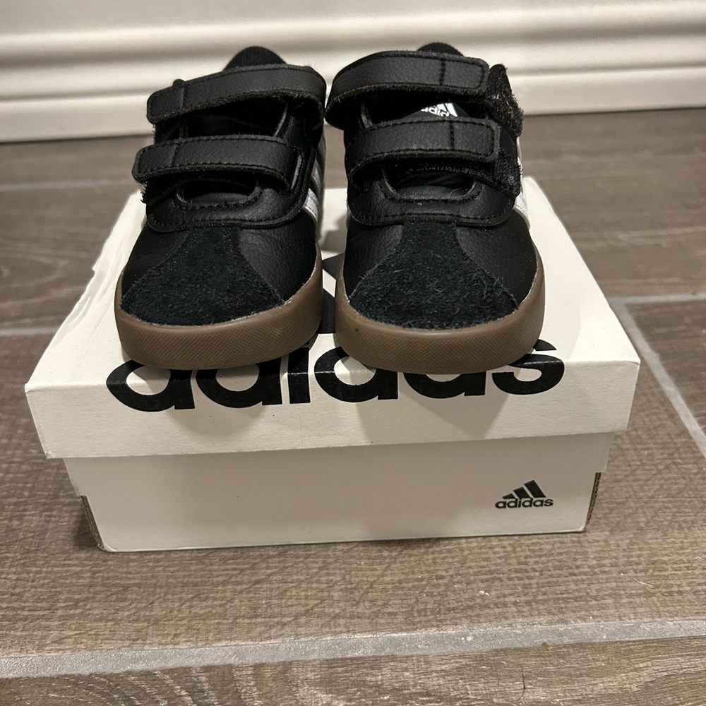Adidas Kids Sneakers in Black and tan gumsole sz6